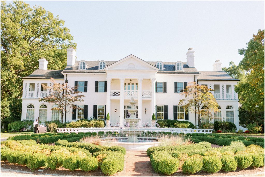Photograph of the white mansion at Keswick Vineyards in Charlottesville, VA by Meghan Elizabeth Photography.